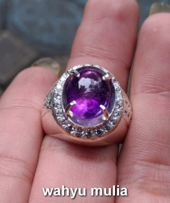 batu permata warna ungu