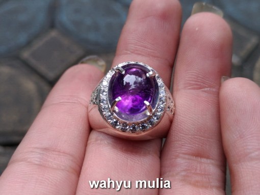 batu permata warna ungu