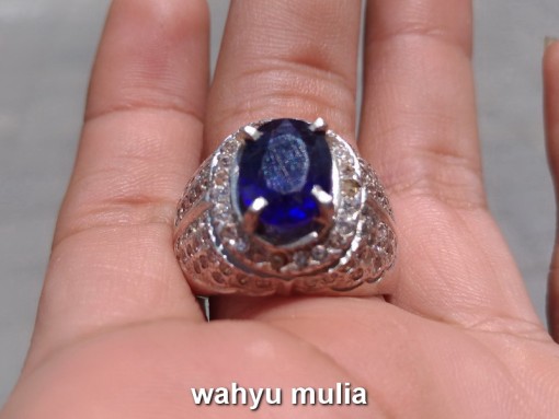 batu safir afrika warna biru royal