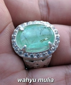 gambar cincin batu zamrud colombia asli berkualitas hijau tua muda