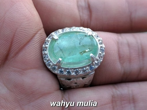 gambar cincin batu zamrud colombia asli berkualitas hijau tua muda
