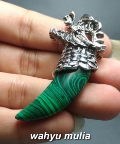 gambar kalung batu malasite hijau model taring asli yang bagus