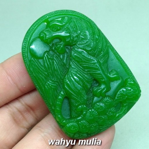 gambar batu giok hijau ukir harimau macan asli yang bagus
