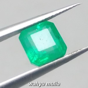 foto Batu Zamrud Colombia Hijau Emerald Kotak Asli ciri harga khasiat palsu natural memo sertifikat_3