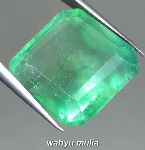 Foto Batu Permata Hijau Green Fluorite Rasa Zamrud Besar Asli bersertifikat arti ciri manfaat harga membedakan asal_1