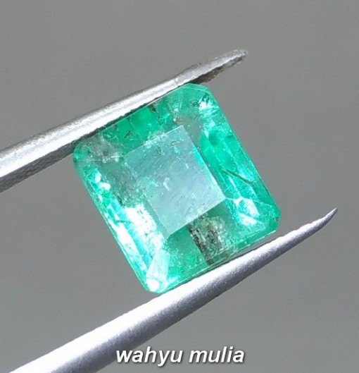 foto Batu Emerald Beryl Jamrud Colombia Kotak Asli bersertifikat hijau tua muda kristal bening bagus berkualitas top besar_2