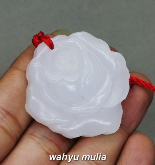 harga Pendant Batu Giok Putih Tali Merah Ukir Bunga Mawar Asli bersertifikat natural salju cina korea penyembuhan penyakit_2